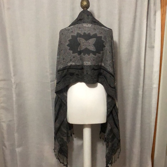 Gorgeous Scarf With Fringe-77x19-Black/White/Gray-EUC - Picture 7 of 15